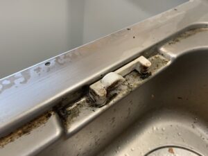 ヤマハのトップオープン食洗機を撤去する 　留め金具処理